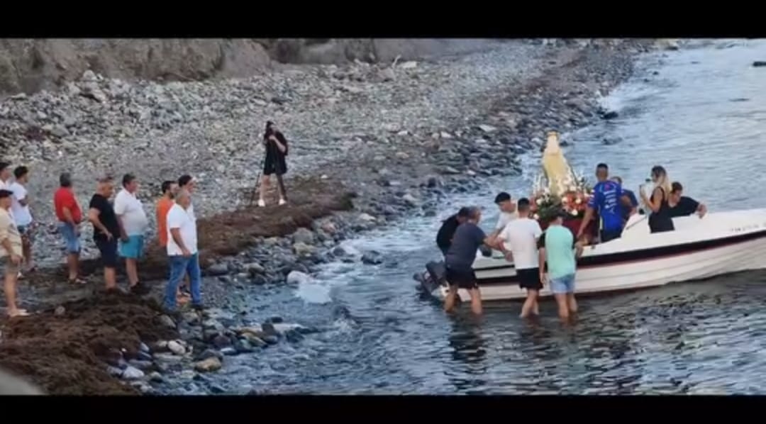 La mancha en las playas de Los Yesos y Melicena han resultado ser algas marinas